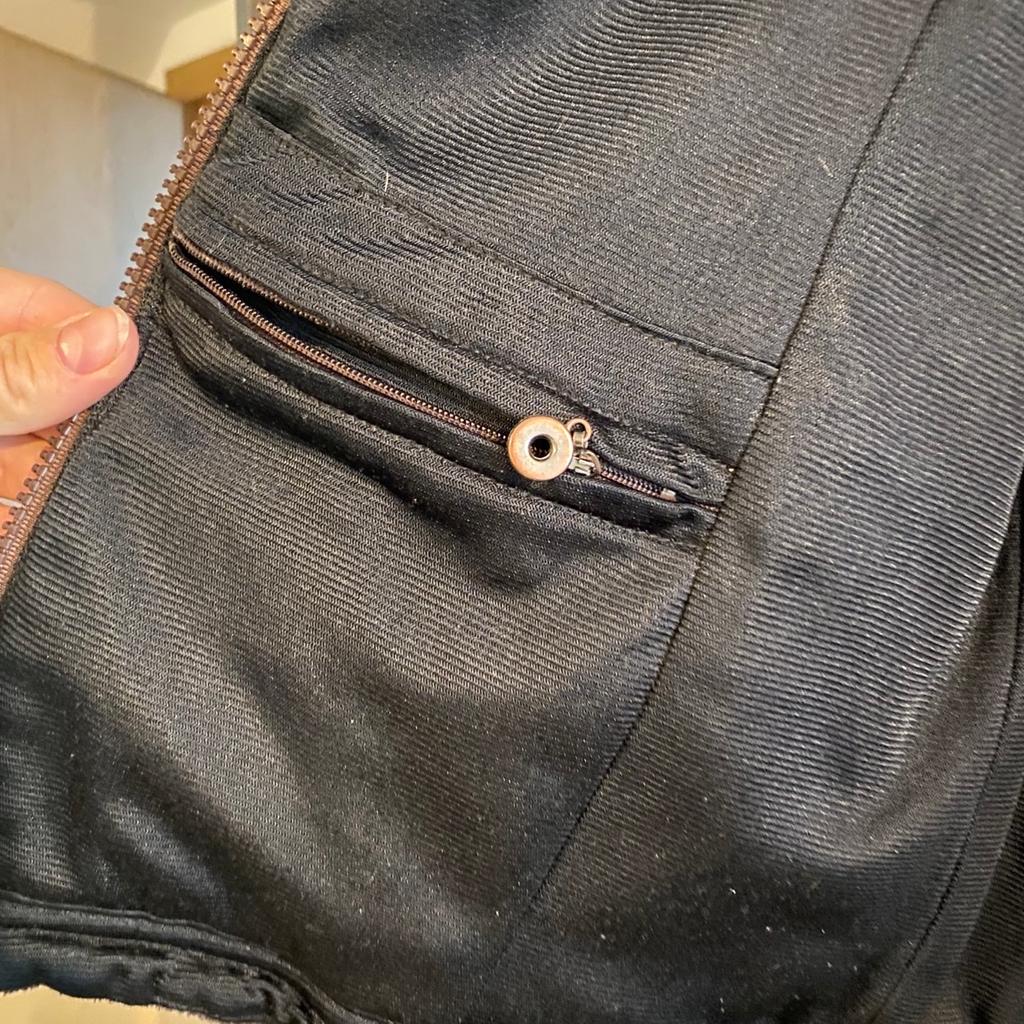Sehr gut erhaltende Jacke der Marke Felix Bühler in dunkelbraun
Materialschild leider nicht vorhanden
Größe L, aber eher für S ausgestellt