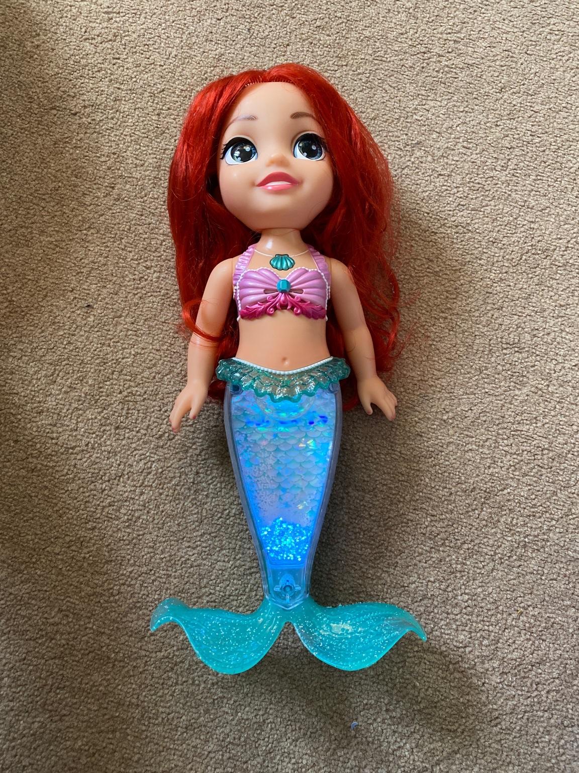 Disney Ariel mermaid light up and sing in B69 Sandwell für 10,00 £ zum