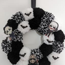 Handmade Halloween Horror Characters wreath ~ Michael Myers (Halloween), Jason Voorhees (Friday 13th) and Billy the puppet (Saw) 🖤
White and black pom poms with hand-painted glittery bats, horror character embellishments and a black satin ribbon as hook 🦇 £18