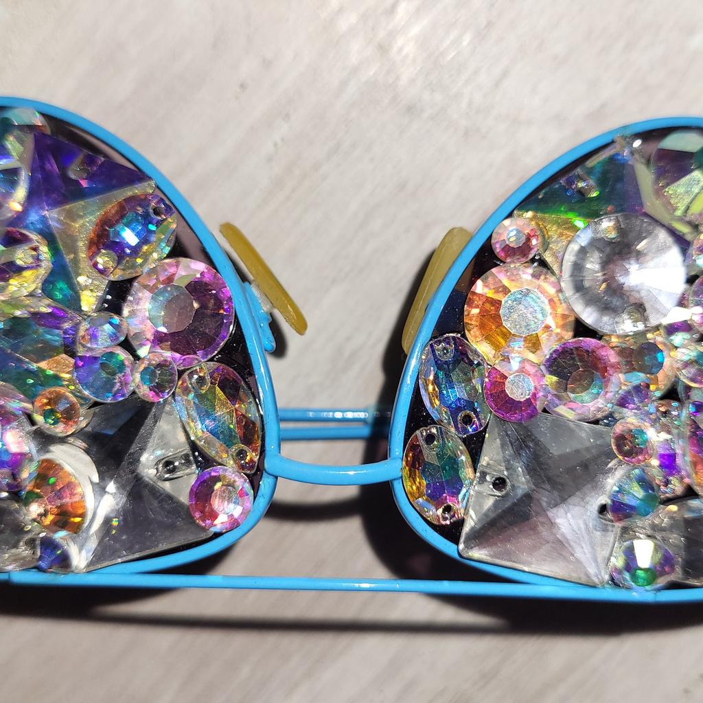 Snazzy sunglasses with swarovski/precioso crystal covered lenses. No name frames. In a Gucci case but NOT Gucci. You won't see much through these crystal sunglasses but you will certainly be seen! UNIQUE!