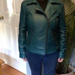 ASOS FAUX LEATHER TEAL JACKET, LOOKS GREAT WITH A Dress or Jeans.
Great condition.