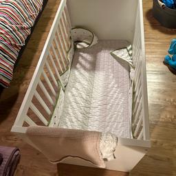 Gitterbett, höhenverstellbar
mit Matratze 60x 120
mit Bettlaken rosa/weiß/blau
mit madratzenschutz
mit Nest 2x
Ikea Stuva