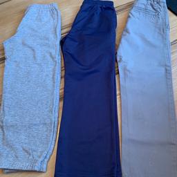 Verkaufe 3 Hosen Gr. 116
2x Jogginghose
1x Stoffhose H&M (graue Hose rechts) 
Keine Flecken oder Löcher