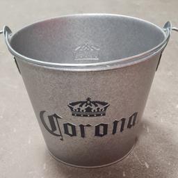 Corona ICE Bucket, Eimer, Biereimer, Sekteimer, Flaschenkühler aus Aluminium mit integrierten Flaschenöffner.

Versand ist versichert für 8,00€ möglich.

Dies ist ein Privatverkauf ohne Rücknahme und Gewährleistung.
