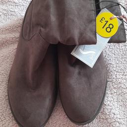 brand new boots size 5 , never worn small heel.
£5 no offers.