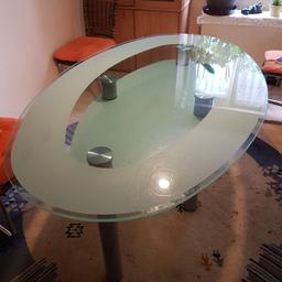 Toller Glas Esstisch oval mit minimalen Gebrauchsspuren.
Der Tisch hat unter Der Glasplatte eine Ablage.
Können gut 6 Leute daran sitzen