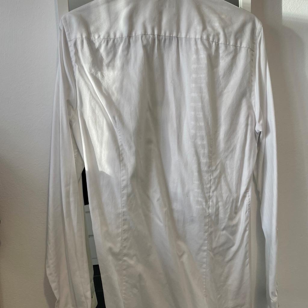 Weißes Hemd von Joop mit Haifisch-Kragen
Slim Fit
Größe: 38/15
Kaum getragen!

#joop #hemd #white #anzug #haifischkragen