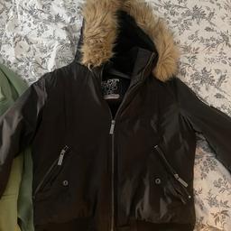 Verkaufe meine Winterjacke von der Marke Superdry in der Farbe schwarz
1 Winter getragen