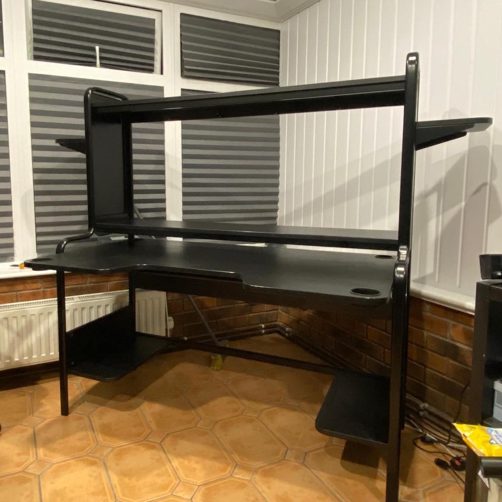 IKEA Fredde gaming desk £100 or nearest offer in B23 Birmingham für £