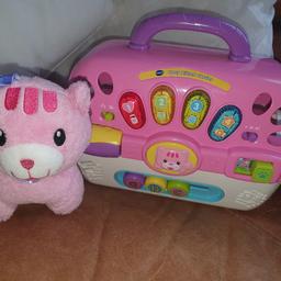Cute soft kitten carrier with an activity centre
Introduces letter sounds, kitten objects, numbers and shapes
Includes 7 songs and 20 melodies