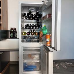 Kühl/Gefrierkombi mit leichten Gebrauchsspuren
Ideal als zusätzlicher Getränke/Lebensmittel Kühlschrank