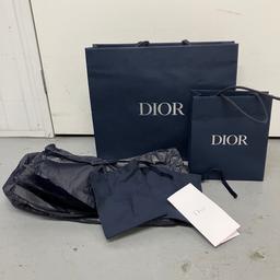 Dior paper bags.
1 large bag
1 small bag
2 cloth pouches
1 receipt holder
Blue tissue paper with Dior sticky label.