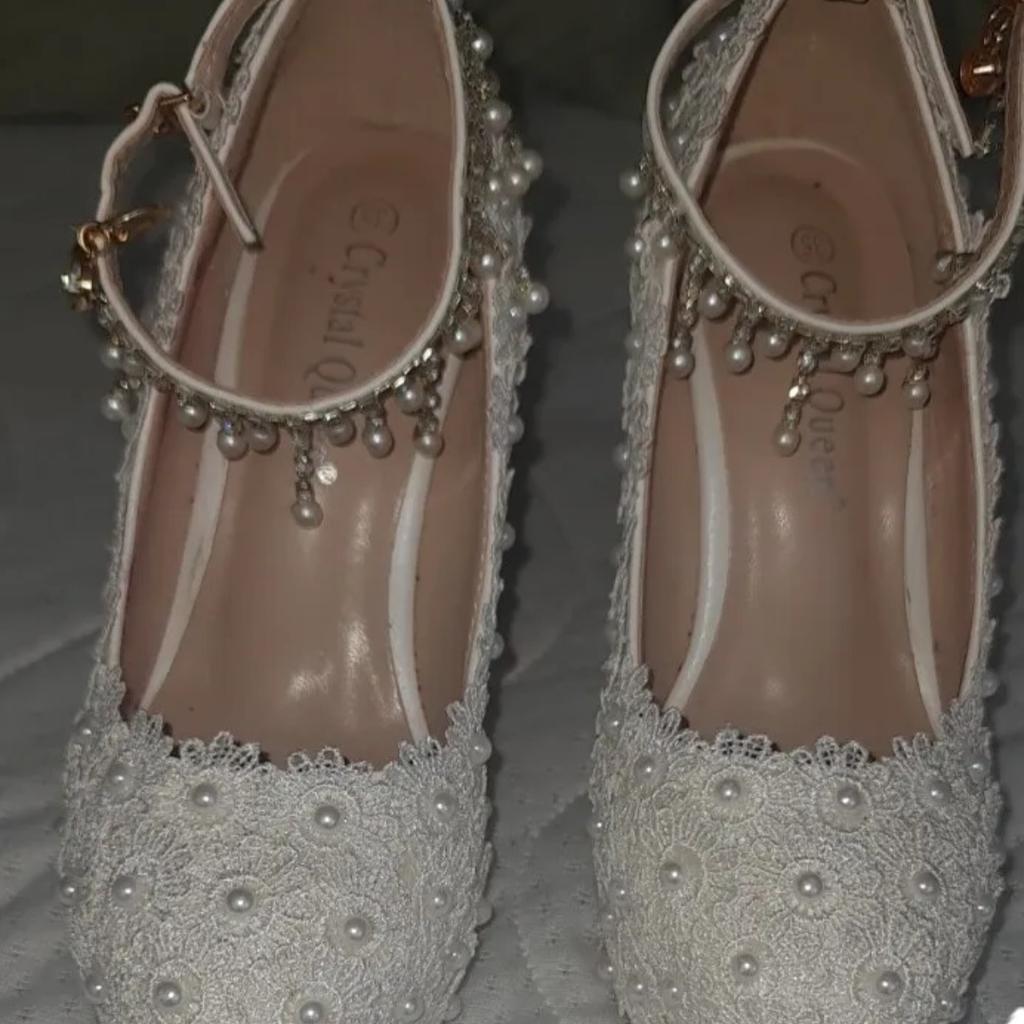 Crystal Queen White Wedges Wedding Pumps Sweet

White Flower Lace Pearl Platform Pump Shoes Bride

Dress High Heels
