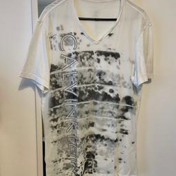 Weißes T-Shirt von Calvin Klein
Vorne grauer Aufdruck mit Netzoptik (60% Baumwolle, 40% Webware)
W 49cm / L 79 cm

Ungetragen!

#calvinklein #mesh #tshirt
