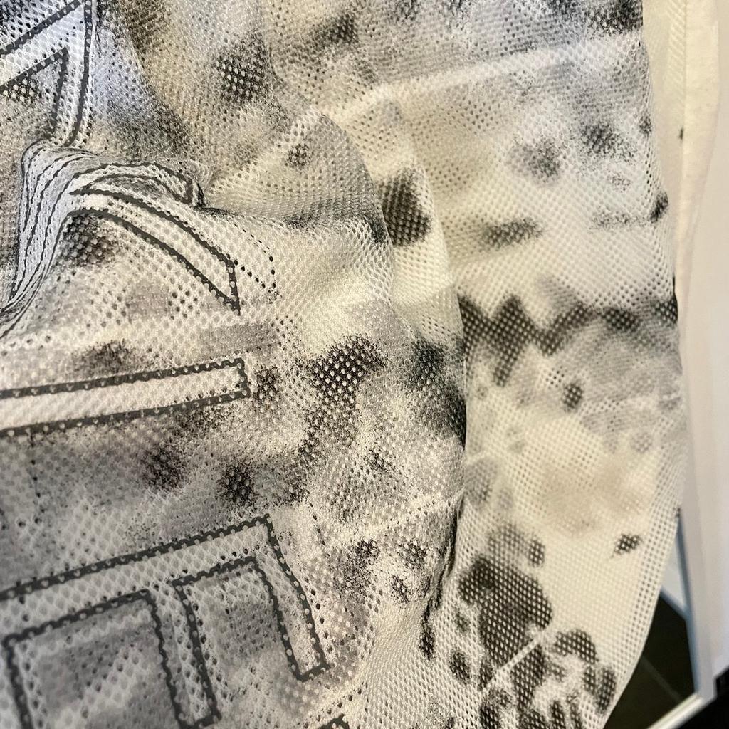 Weißes T-Shirt von Calvin Klein
Vorne grauer Aufdruck mit Netzoptik (60% Baumwolle, 40% Webware)
W 49cm / L 79 cm

Ungetragen!

#calvinklein #mesh #tshirt