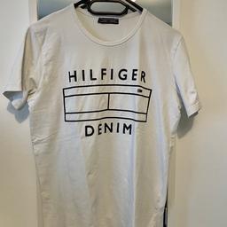 Weißes T-Shirt mit schwarzem Aufdruck von Tommy Hilfiger,
Stretch-Stoff,
W 40cm / L 66 cm

#tommyhilfiger #whiteshirt #tshirt