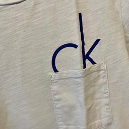 Weißes T-Shirt mit Tasche vorne und kleinem Aufdruck darin in blau 
W 41 cm / L 68 cm

#tshirt #whiteshirt #calvinklein #calvinkleinjeans