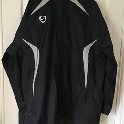 Extra large mens Nike black & grey detail polyester jacket
Zip fastening and twin pockets with concealed hood in collar
Unlined polyester sports jacket
£ 10 o n o