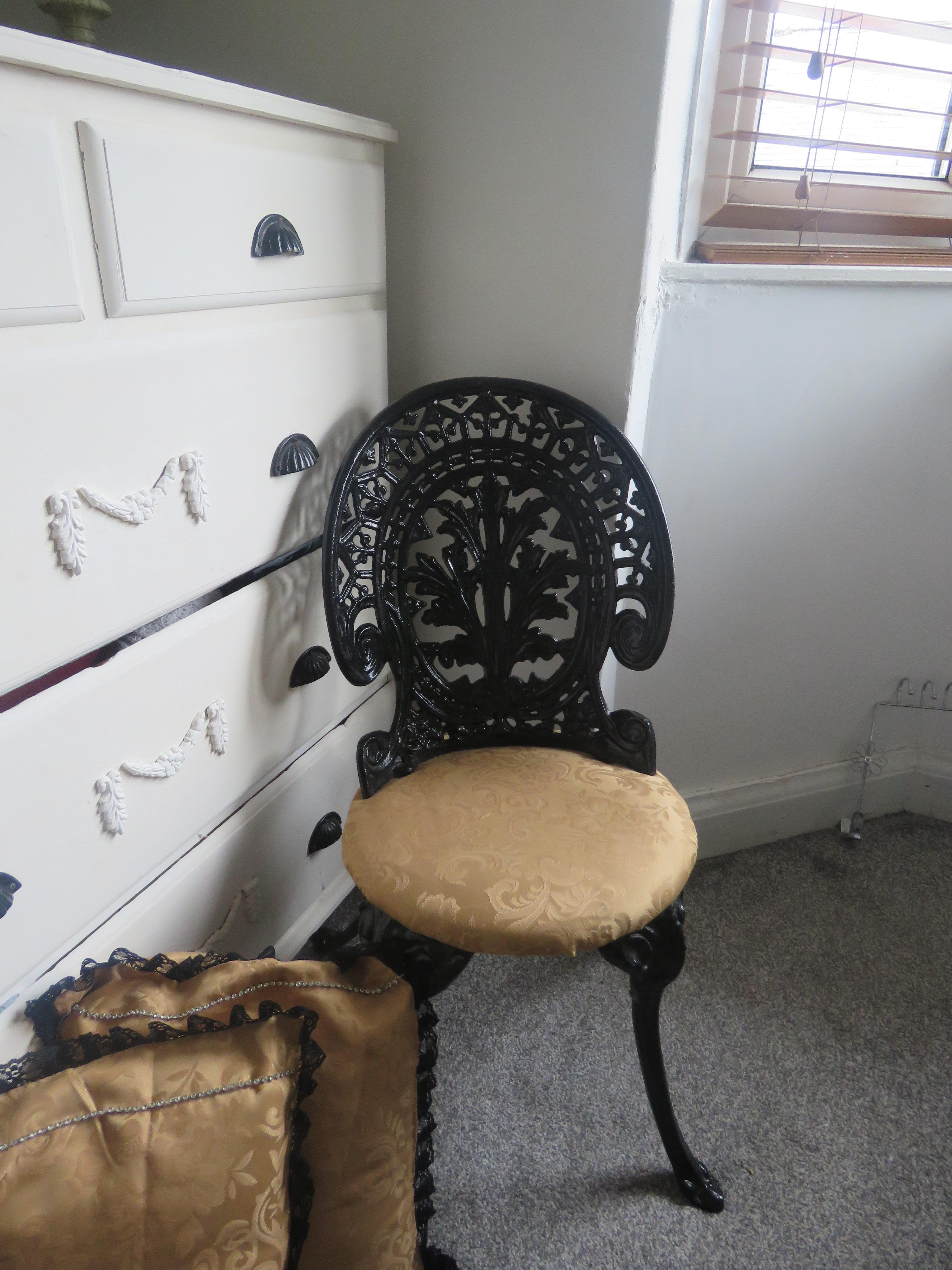 cast iron chair and 2 cushions in PR1 Preston für 30,00 £ zum Verkauf
