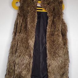 in great condition! it's faux fur and it falls right up the booty if you are on the shorter side ✨️brand: bershka