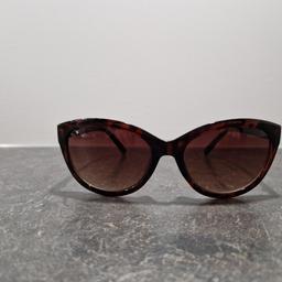 Modische Sonnenbrille

Braun mit goldenen Highlights
angenehm zu tragen

einwandfreier Zustand, keine Kratzer oder Beschädigungen an/auf den Gläsern.

exkl. Etui