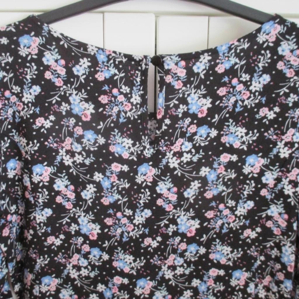 H&M black dress with pretty pink, blue and white floral print. Has pockets too. Age 10-11 years. Immaculate condition.