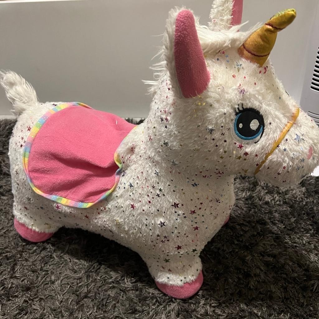 Bouncy unicorn, whit and pink colour. In very good condition
RRP: £15