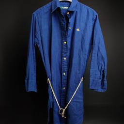 Ich verkaufe eine kaum getragene Longbluse der Marke Polo Ralph Lauren in Größe XXS - die Ärmel sind 3/4 lang. Goldene Akzente bei den Knöpfen und dem Gürtel.