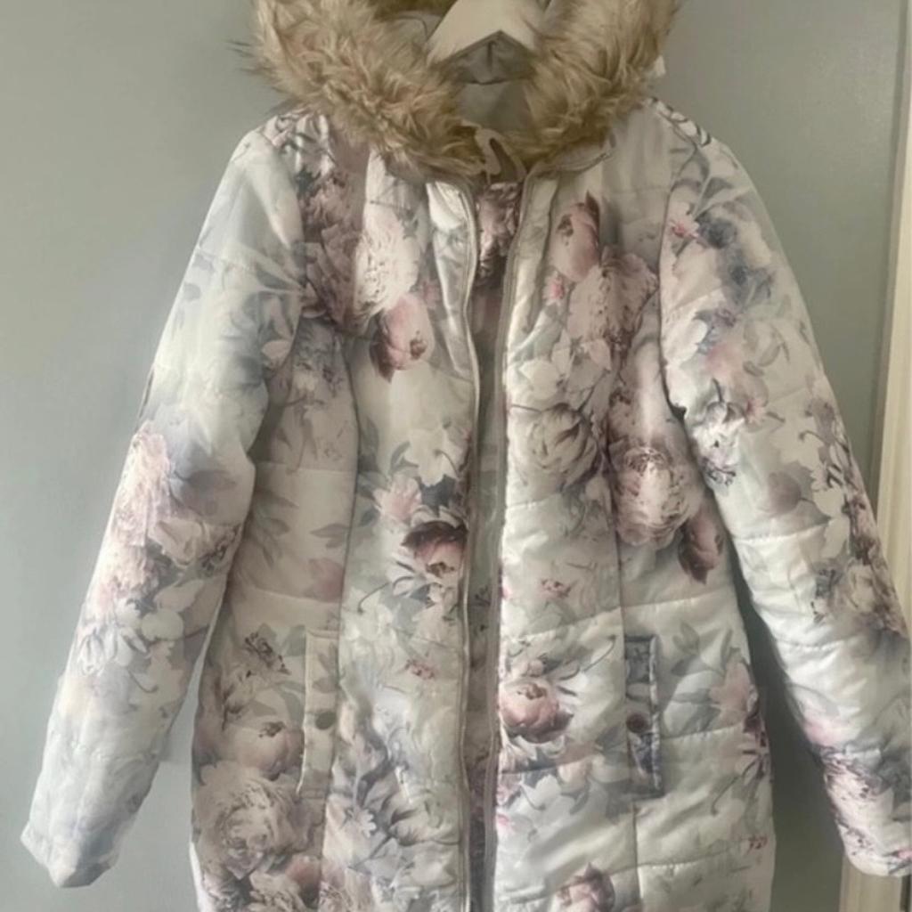 Lovely reversible parka.
Small mark not really noticeable.
Will fasten with popper fasteners but not zip unfortunately as this to have squashed at the end.
