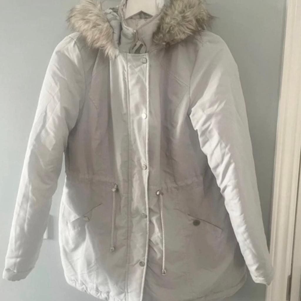 Lovely reversible parka.
Small mark not really noticeable.
Will fasten with popper fasteners but not zip unfortunately as this to have squashed at the end.