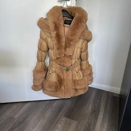 Puffer jacket with faux fur trim detail and belt.

My daughter end up wearing it just couple times so in excellent condition, honestly like new.

Comes from pet and smoke free home 