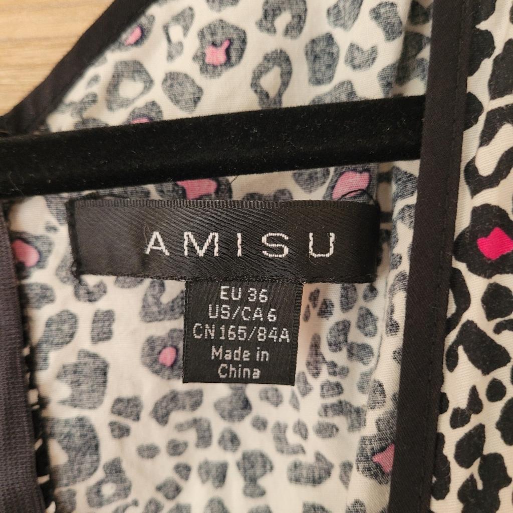 lässiges kurzes Dirndl in Leoprint inkl. dazugehöriger kleiner Tasche in Herzform
Marke: Amisu
Ohne Bluse

Privatverkauf, es wird ausdrücklich eine Gewährleistung ausgeschlossen. Eine Rückgabe oder ein Umtausch ist nicht möglich.
