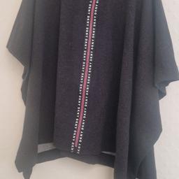 Beatiful  DKNY Poncho . One size fits from M to XL . Worn just once.