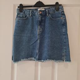 Ladies Blue Denim Skirt
Size 12
Brand New Look
excellent condition
POST ONLY 📫 can combine postage for multiple items 