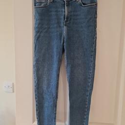 Ladies Blue Denim Jeans
Brand New Look - DAHLIA SUPER SKINNY ULTRA HIGH WAIST
Size 12
excellent condition
POST ONLY 📫 can combine postage for multiple buys 