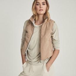 Elodie padded gilet in camel 
There is also a concealed hood (pic. 5)
Size: XS (fits uk 8)

Cropped Length
Zip Fastening
Pockets
Composition: 54% Polyamide 46% Polyester
Colour: Camel
Care: Machine Wash
RRP: £225