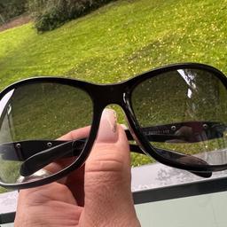 Hier verkaufe ich meine Sonnenbrille 
Ist nummer auf dem Brille angegeben und name Dior ist auch von innere Seite auf dem glas auch füllbar
Kein original!!!!!
Bei Fragen gerne fragen
Privat verkauf
Liebe Grüße