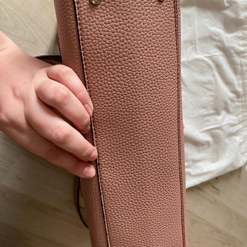 Verkaufe Original Guess Tasche rosa mit Staubbeutel
Neuwertiger Zustand

Versand zzgl. möglich (6€) nur innerhalb Deutschland 🇩🇪

Unter Ausschluss jeglicher Gewährleistung