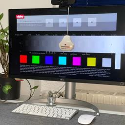 Selbst die besten Monitore können an Farbgenauigkeit verlieren, was sich negativ auf die Qualität deiner Arbeit in der Fotografie, Videobearbeitung oder Grafikdesign auswirken kann. Mit einer professionellen Monitor-Kalibrierung sorge ich dafür, dass dein Monitor die genauesten Farben und den optimalen Kontrast bietet.

- Präzise Farbkalibrierung, Entfernung von Farbstichen und unerwünschten Farbabweichungen um sicherzustellen, dass der Monitor den gewünschten Farbstandard erfüllt.
- Anpassung für optimale Helligkeit und Kontrasts, um sicherzustellen, dass deine Arbeit unter verschiedenen Lichtbedingungen konsistent dargestellt wird.
- Farbprofil (Datei) für Windows oder maxOS wird erzeugt

Lass uns deinen neuen (oder auch älteren) Monitor auf das nächste Level der Farbgenauigkeit und Klarheit zu bringen!

Preis inkl. MwSt. zuzüglich Fahrtkosten.
Gerne kann der Monitor auch bei mir im Studio unter optimalem Licht (6500 Kelvin) kalibriert werden.