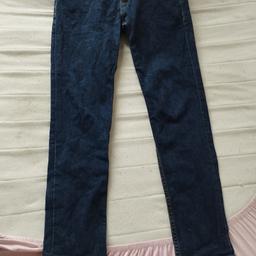 Sehr schöne dunkelblaue Jeans von Mango demin in Größe 40. Die genaue Bundweite liegt bei 39 und die Innenbeinlänge beträgt 70 cm