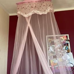 Betthimmel mit Blütenornamenten
Zart rosa
Für bis zu 160 Bett breite geeignet