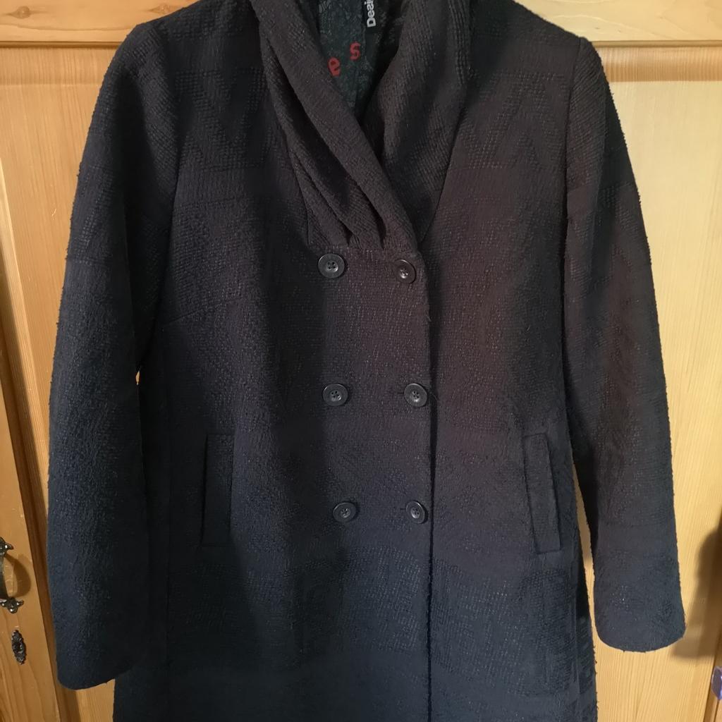Schicker schwarzer Mantel aus Baumwolle Viskose Mix. Durchgeknöpft, seitliche Eingrifftaschen. Rückenlänge 95 cm, Achselbreite 57 cm.
Versand bei Portoerstattung für 6,99 Euro möglich. Privatverkauf ohne Rücknahme oder Garantie.