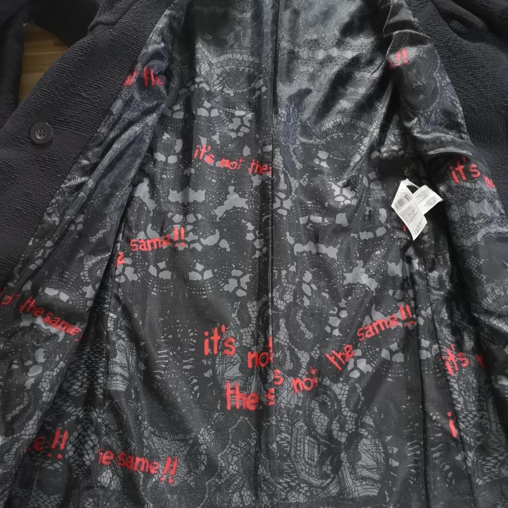 Schicker schwarzer Mantel aus Baumwolle Viskose Mix. Durchgeknöpft, seitliche Eingrifftaschen. Rückenlänge 95 cm, Achselbreite 57 cm.
Versand bei Portoerstattung für 6,99 Euro möglich. Privatverkauf ohne Rücknahme oder Garantie.