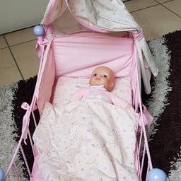 Baby Annabell Puppe aus Stoff und Baby Annabell Bett( Mazratze, Kissen, Decke) aus Metall.