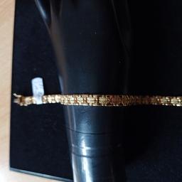 Damenarmband in 585 Gold mit einem schönen Muster
Länge 19 cm
Breite 0.6 cm
10 gramm

verkaufe im Auftrag
Bitte an Versandkosten denken