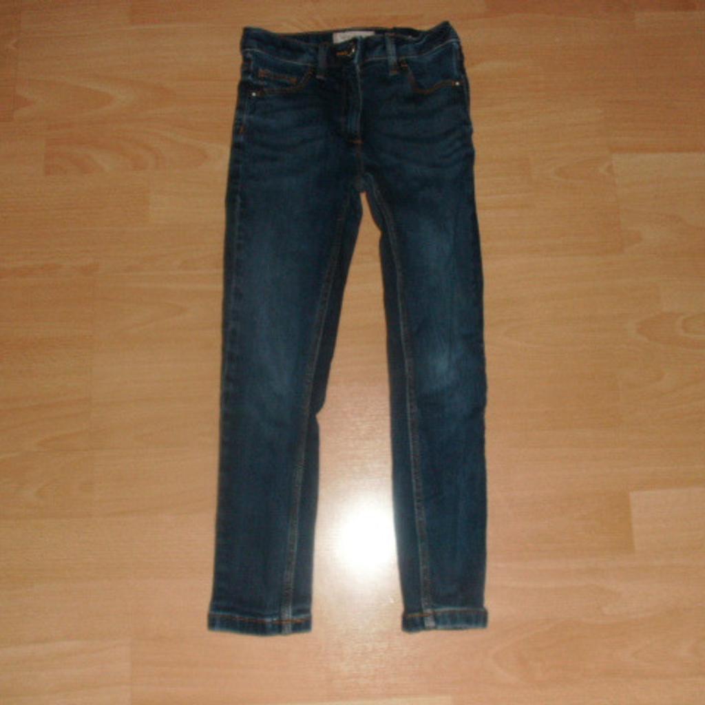 Biete hier eine jeans von Next in Größe 122 an. Sie ist blau und besteht aus 99% Baumwolle und 1% Elasthan. Innen im Bund befindet sich ein verstellbarer Gummizug, Gürtelschlaufen sind auch vorhanden. Vorn und hinten mit jeweils zwei Taschen. Die Jeans ist schmal geschnitten. Sie wurde getragen und ist gut erhalten.

Abholung oder zzgl. Versand