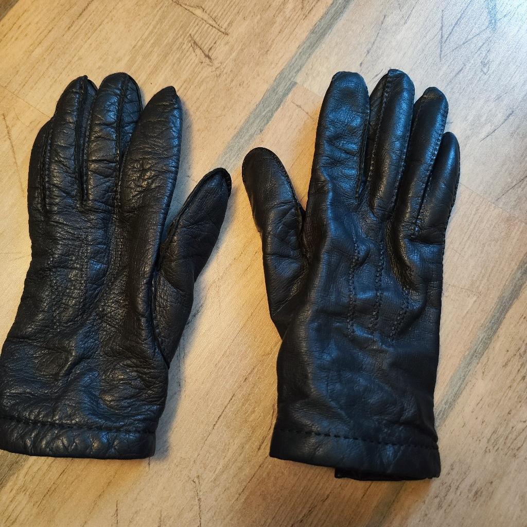 Die Damen-Handschuhe aus echtem Glattleder sind im super Zustand,nichts dran,schön warm, auch zum Moped fahren.❄️❄️❄️
Briefporto käm hinzu 😉