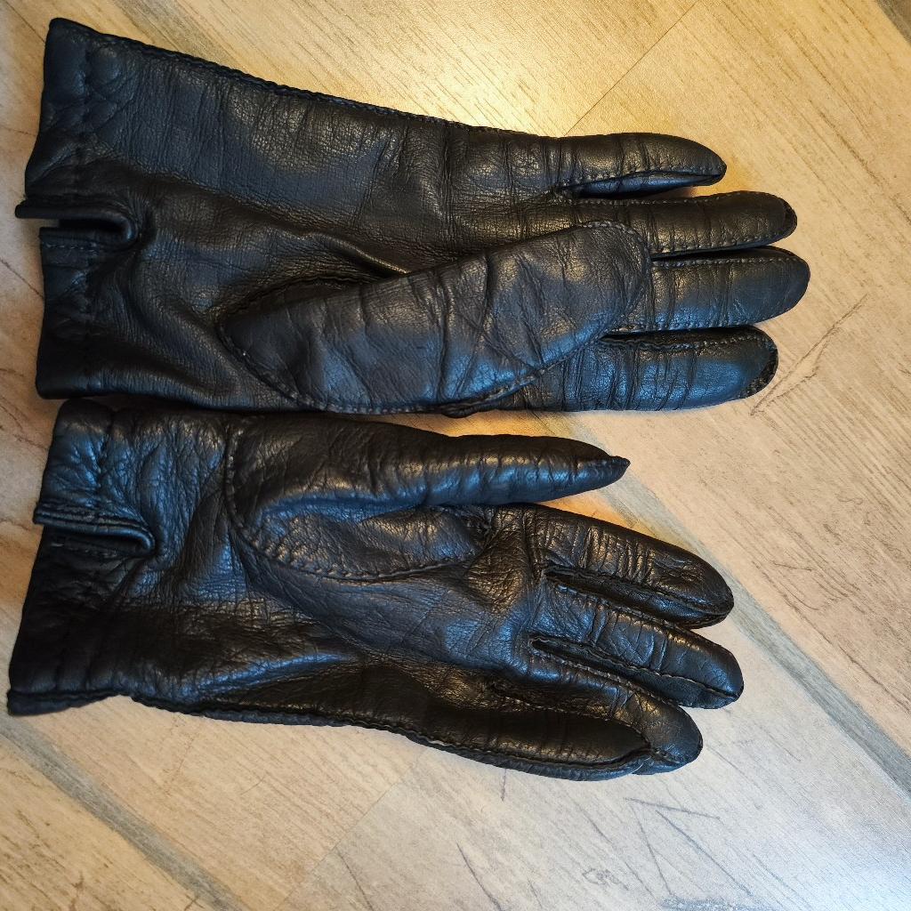 Die Damen-Handschuhe aus echtem Glattleder sind im super Zustand,nichts dran,schön warm, auch zum Moped fahren.❄️❄️❄️
Briefporto käm hinzu 😉