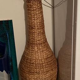 Schöne hohe Vase aus Korb