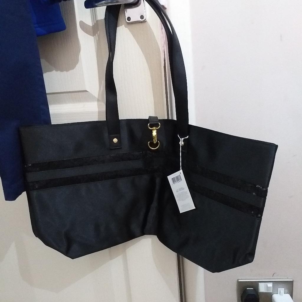 AS ABOVE BLACK LARGE LOVE FURY SHOPPER BAG..TWO LARGE HANDLES WHICH CAN GO ON U SHOULDERS. FASTENS WITH A SINGLE GOLD CLIP AT TOP..SAYS LOVE FURY ON BADGE IN GOLD EFFECT ON BACK..THIS IS BRAND NEW WITH LABELS STILL ATTACHED THIS IS CASH ON COLLECTION ONLY I DONT WONT POST COLLECTION MANSFIELD